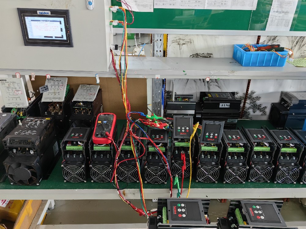 晶闸管在互换电力调整器中是若何实现电压调节的？