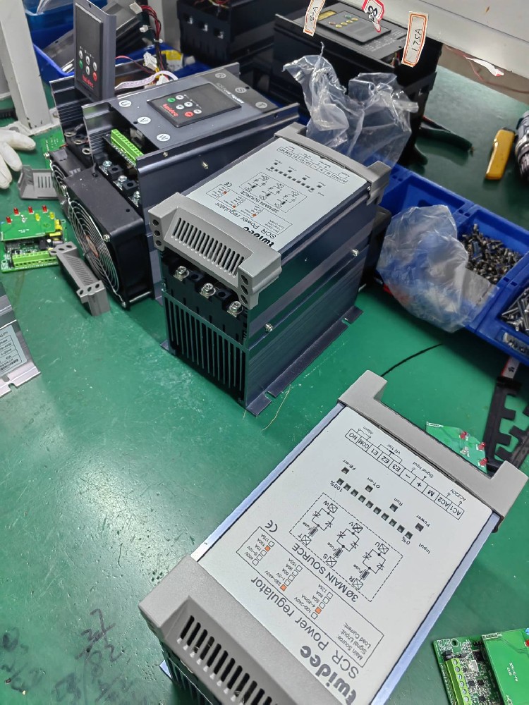 电力调整器的额定电压参数对其利用场景有何限度？