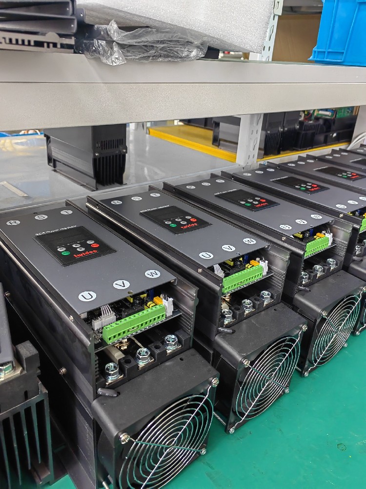给电力调整器建设的保险丝频仍熔断，怎么判断是设备过载还是保险丝规格不合？